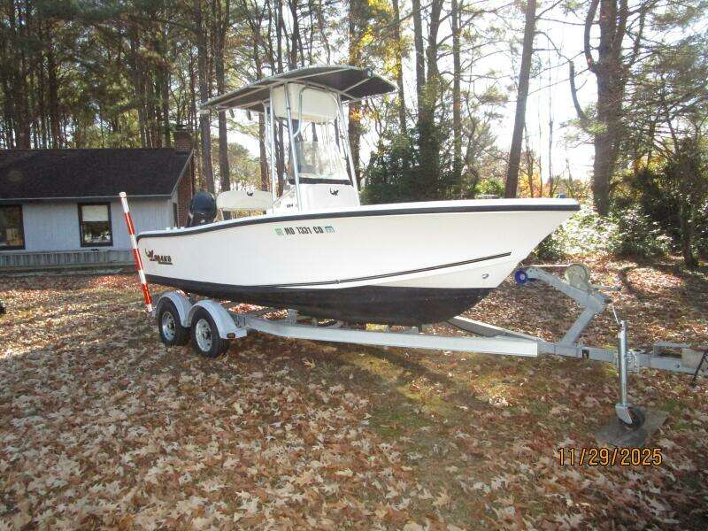 18' Mako starboard forward profile