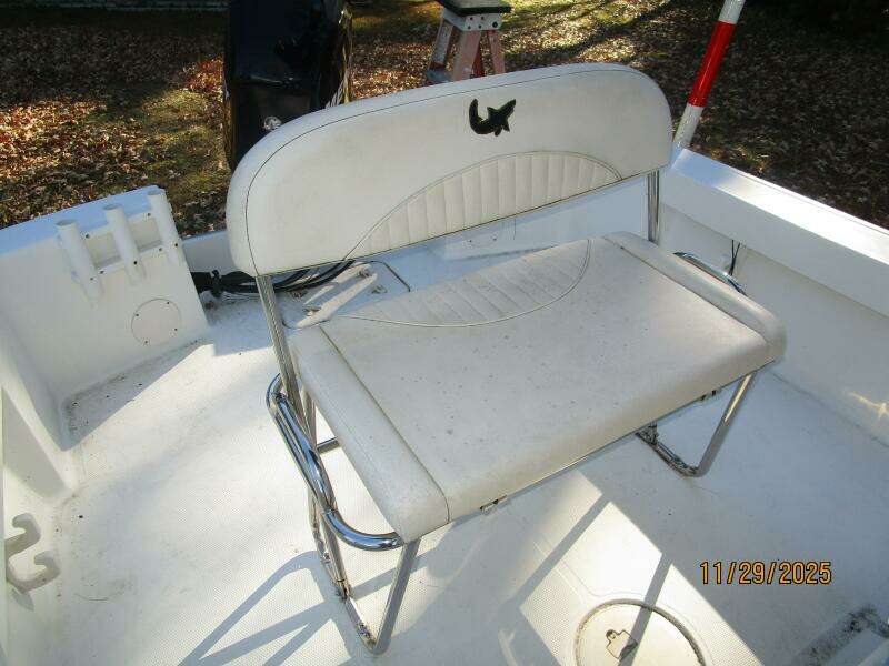 18' Mako helm benchseat2