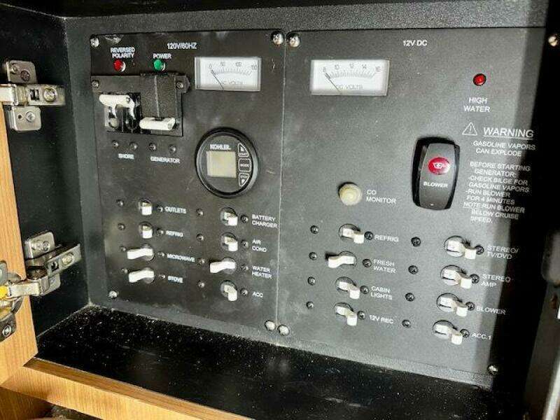 2016 Boston Whaler 285 Conquest