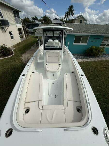 2025 Sea Hunt Escape 28 Center Console