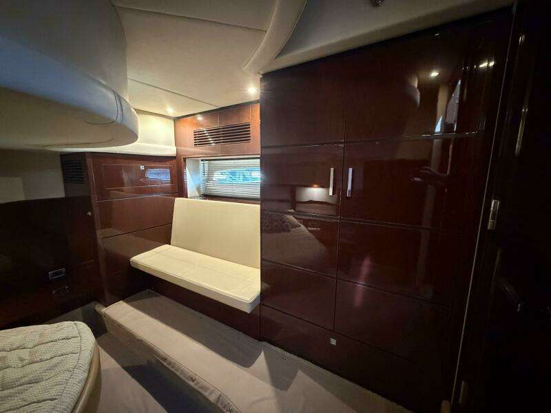 2008 Sea Ray 47 Sedan Bridge - Stateroom Seating