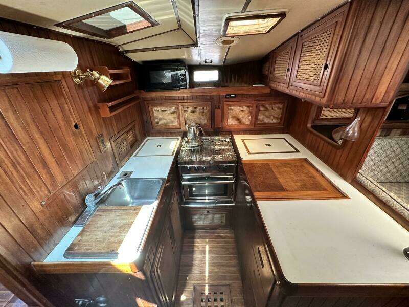 1982 Oceanic Pilothouse 43