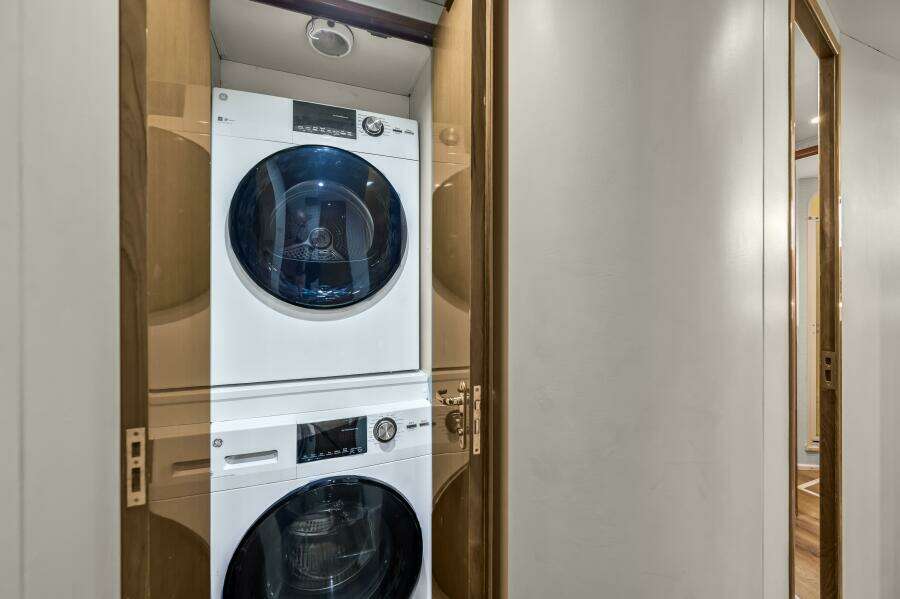 1999 Viking 58 Enclosed Flybridge