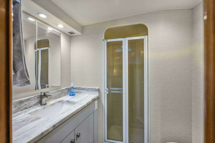 1999 Viking 58 Enclosed Flybridge