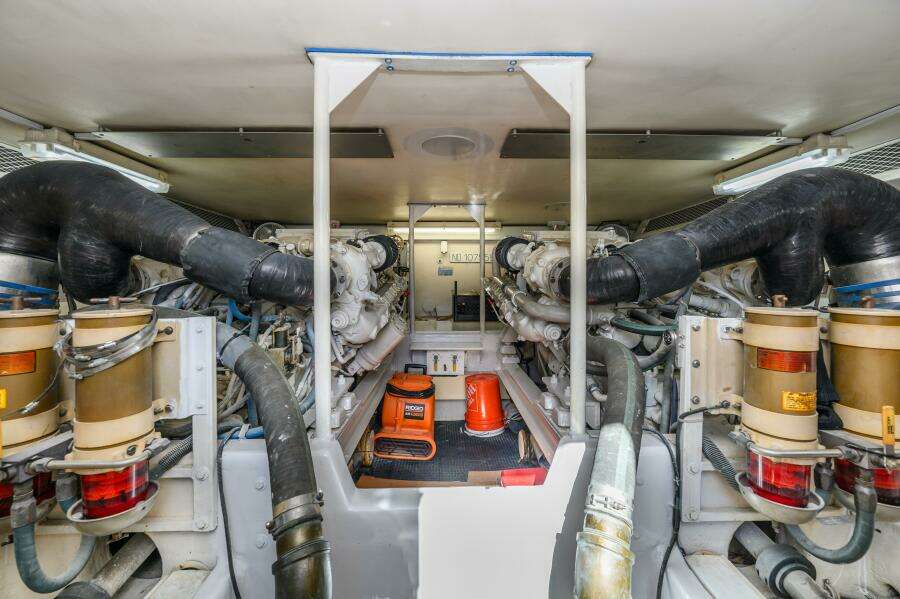 1999 Viking 58 Enclosed Flybridge