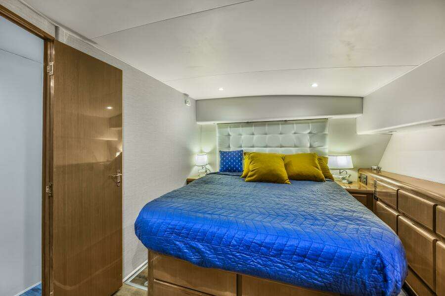 1999 Viking 58 Enclosed Flybridge