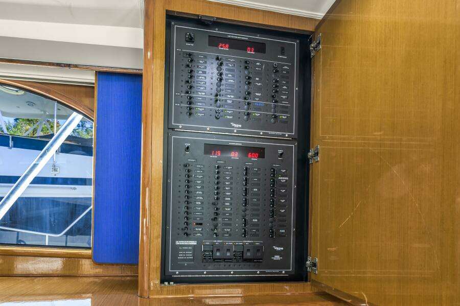 1999 Viking 58 Enclosed Flybridge