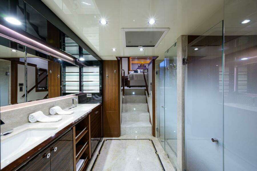 Ocean Alexander 100 ZEPHYR - Interior Master Stateroom Ensuite Head