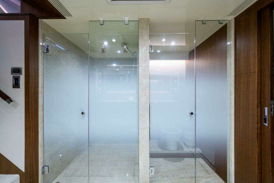 Ocean Alexander 100 ZEPHYR - Interior Master Stateroom Ensuite Head