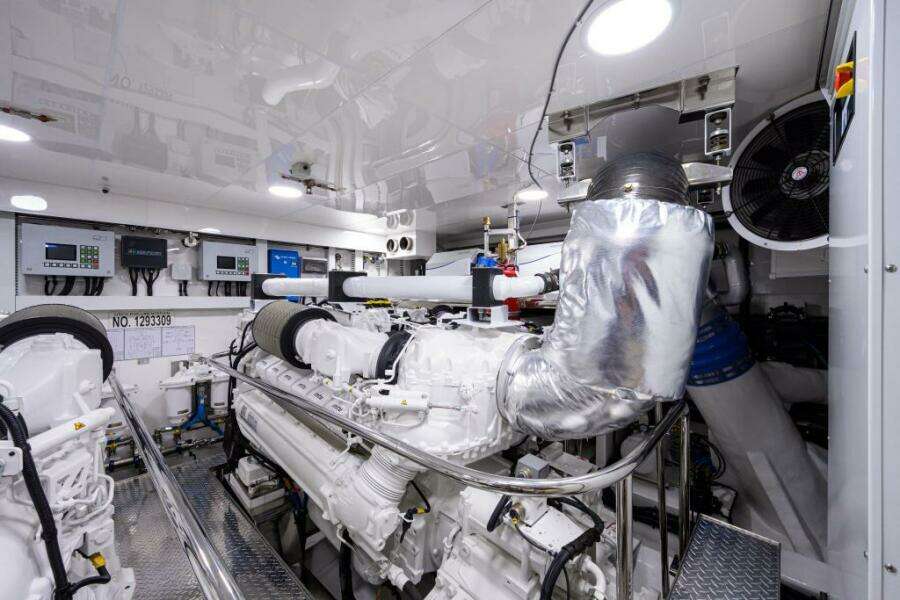 Ocean Alexander 100 ZEPHYR - Interior Engine Room