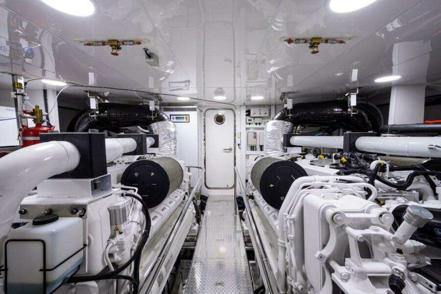 Ocean Alexander 100 ZEPHYR - Interior Engine Room