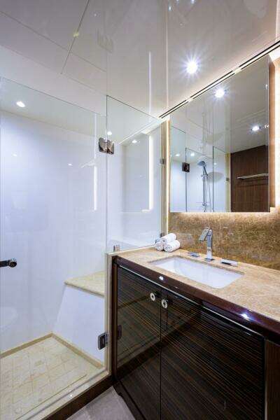 Ocean Alexander 100 ZEPHYR - Interior Guest Stateroom Starboard Ensuite Head