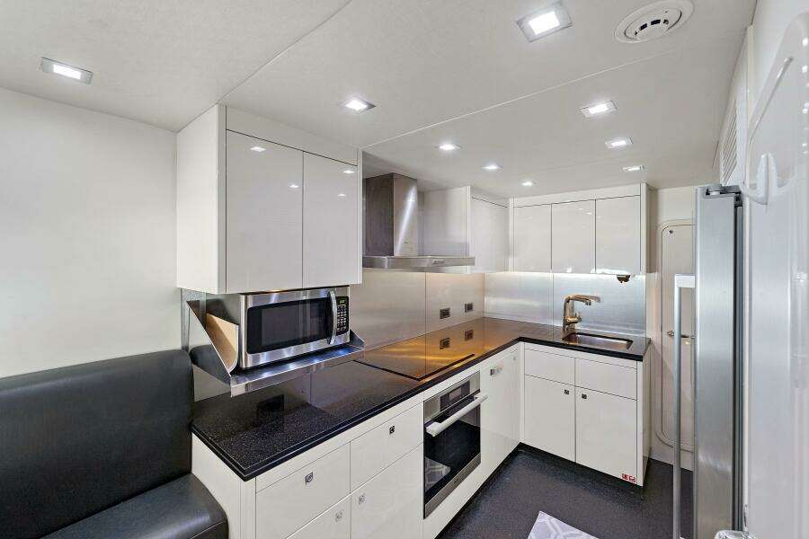 2013 Sunseeker Predator 84