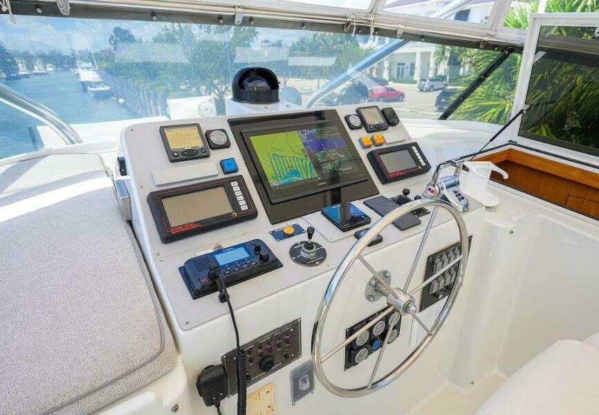 1998 Hatteras 70 Cockpit