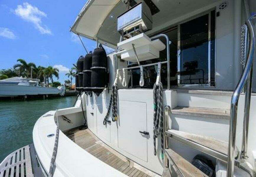 1998 Hatteras 70 Cockpit