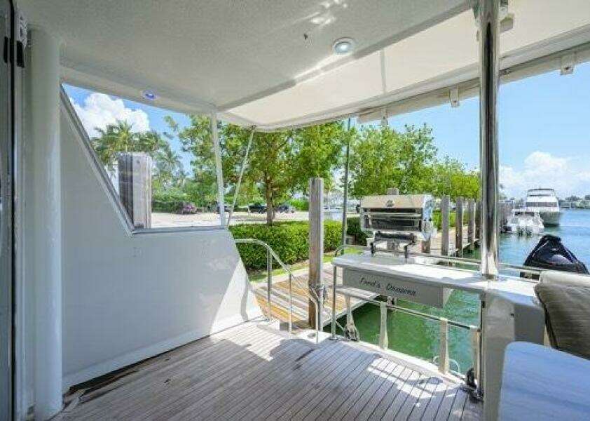 1998 Hatteras 70 Cockpit