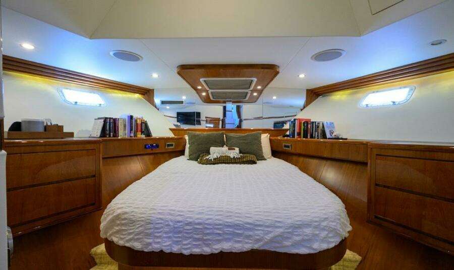 1998 Hatteras 70 Cockpit