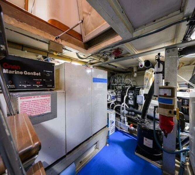 1998 Hatteras 70 Cockpit