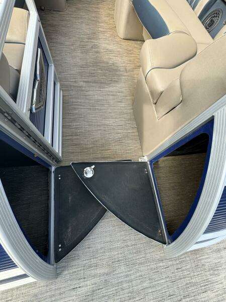 25' Bennington bow storage 2