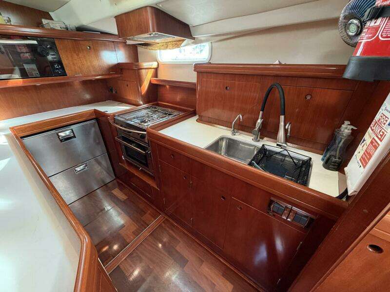 2004 Beneteau 57 Center Cockpit