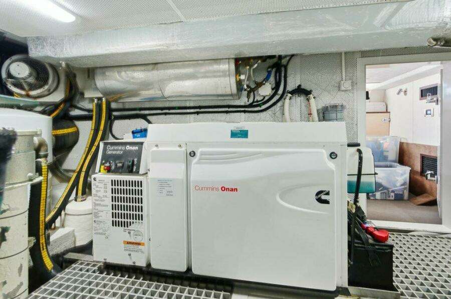 Galeon 58 560 Sky Nuckingfuts- Engine Room