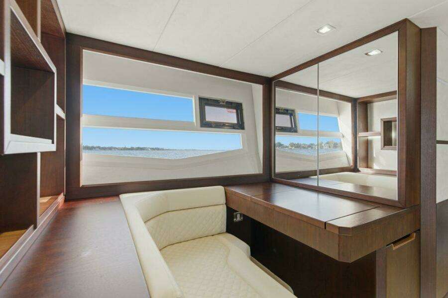 Galeon 58 560 Sky Nuckingfuts- Master Stateroom Vanity
