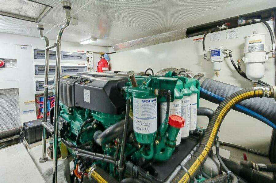 Galeon 58 560 Sky Nuckingfuts- Engine Room