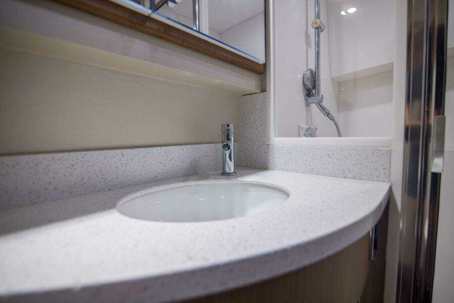 Cabo 41 Justice - Interior Head