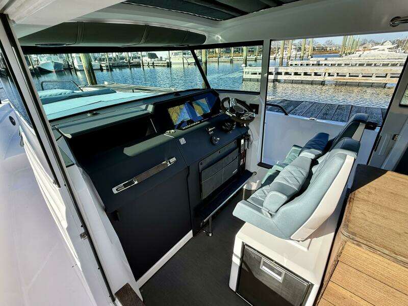 2023 Axopar 37 Cross Cabin