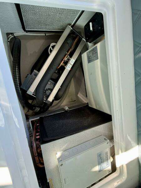 2023 Axopar 37 Cross Cabin