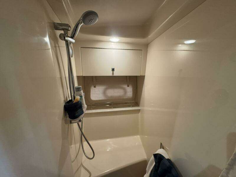 2016 Sea Ray 470 Sundancer 'Lopez Cove II' - VIP Shower