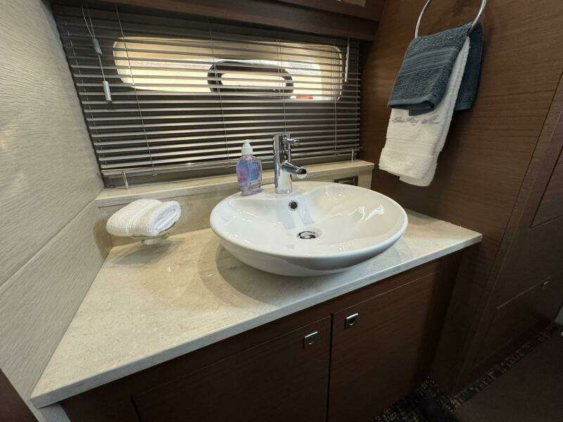 2016 Sea Ray 470 Sundancer 'Lopez Cove II' - VIP Head