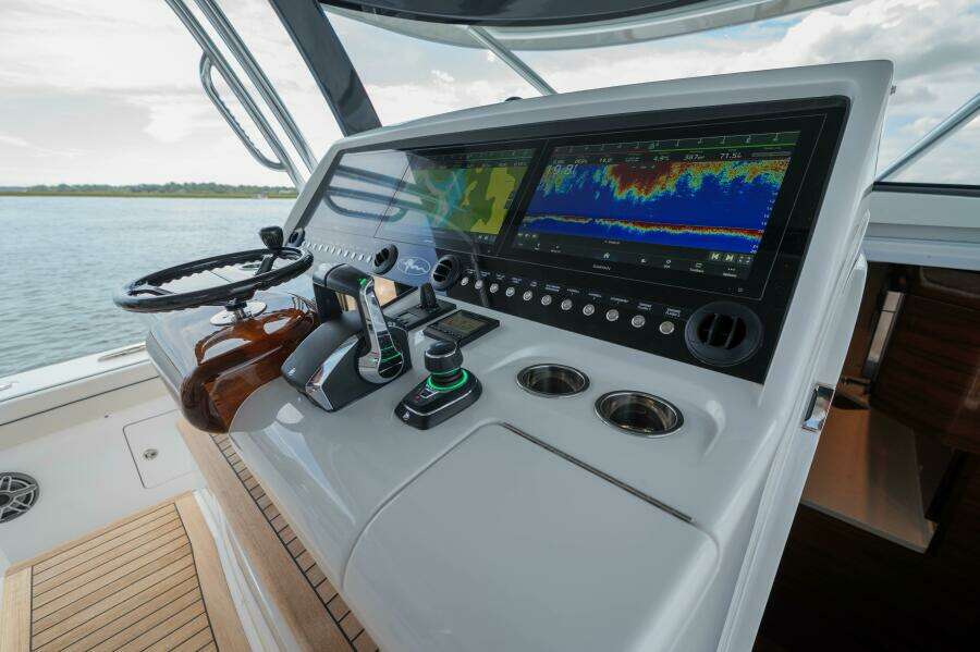 Valhalla 55 - Lucky 24 IV - Helm Station Electronics 