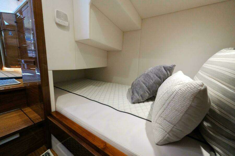 Valhalla 55 - Lucky 24 IV - Guest Berth