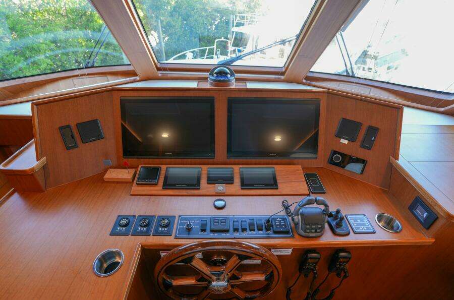 058 Command Bridge Helm