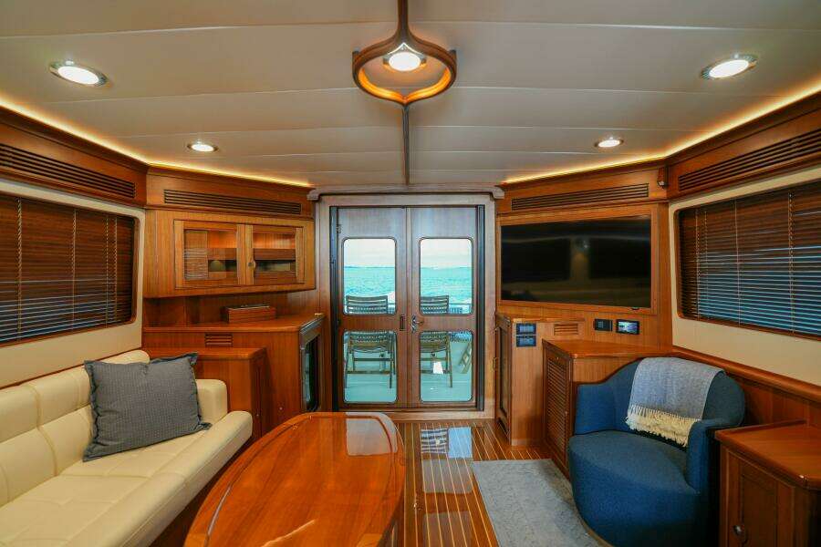 021 Salon Facing Aft