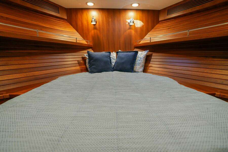 035 VIP Berth Facing Forward