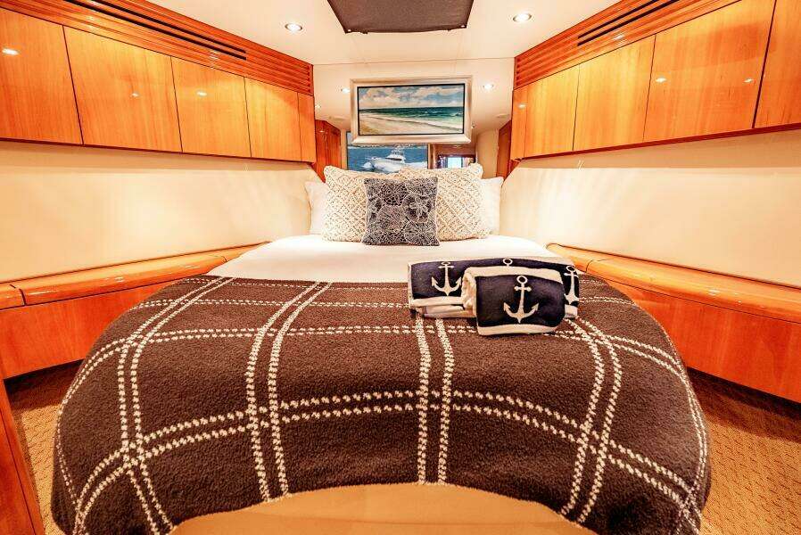 2004 Hatteras 54 Convertible Guest Stateroom