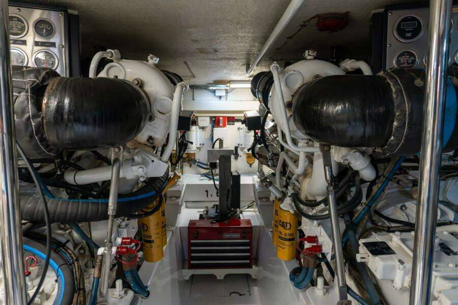 2001 Hatteras 60 Convertible - Sinyorita Salada