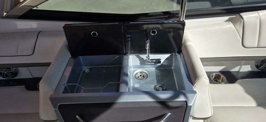 2016 Formula 330 Crossover Bowrider