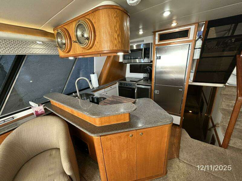 47' Bayliner galley1
