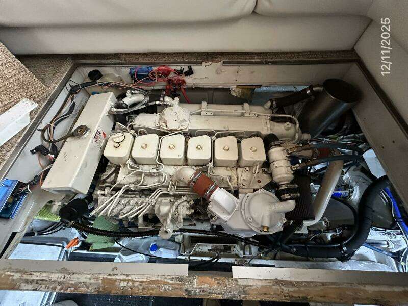 47' Bayliner starboard main engine1
