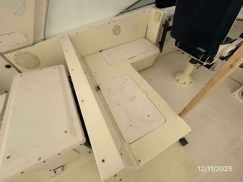 47' Bayliner flybridge port seating