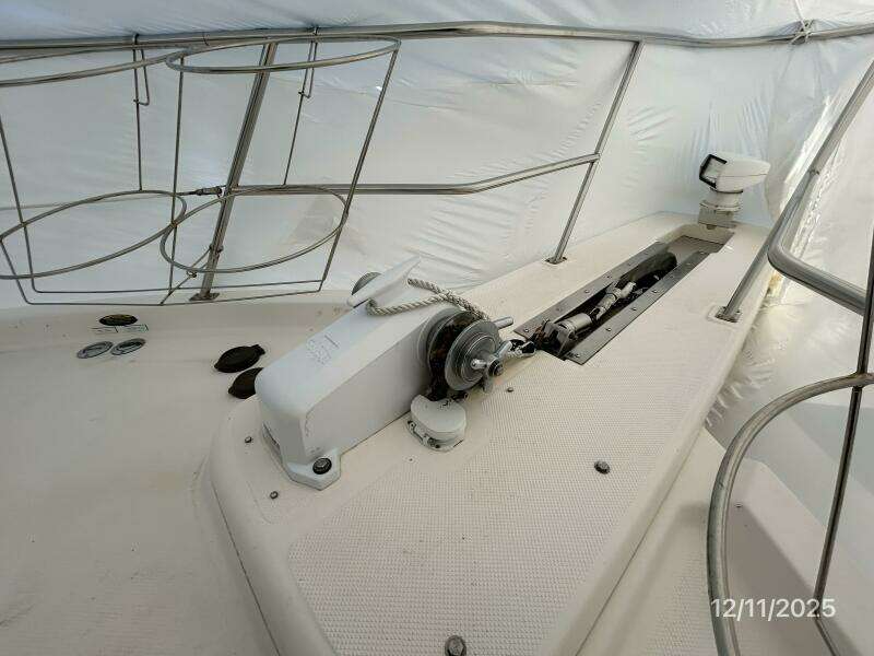 47' Bayliner anchor windlass2
