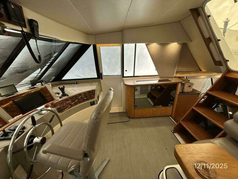47' Bayliner pilothouse starboard