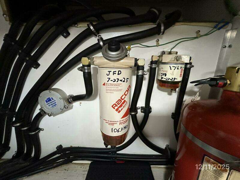 47' Bayliner starboard Racor fuel filter