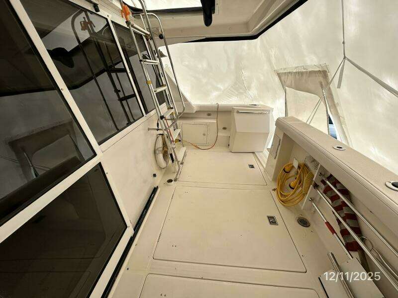 47' Bayliner aftdeck starboard
