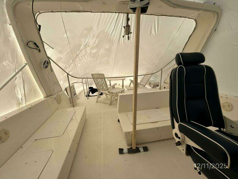 47' Bayliner flybridge aft