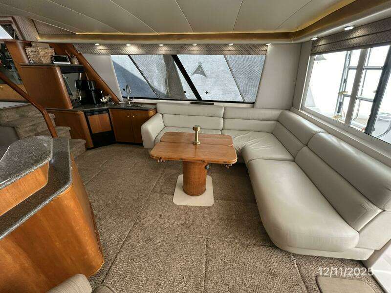 47' Bayliner salon starboard