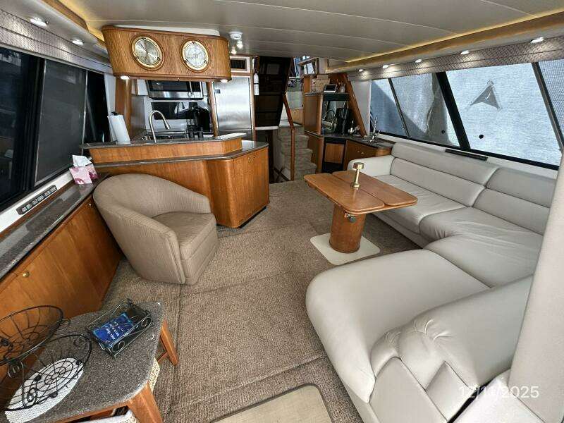 47' Bayliner salon forward